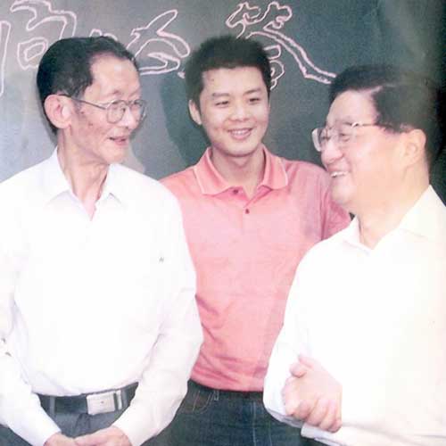 2005年9月9日中共中央政治局常委、國(guó)務(wù)院副總理黃菊接見(jiàn)公司負(fù)責(zé)人