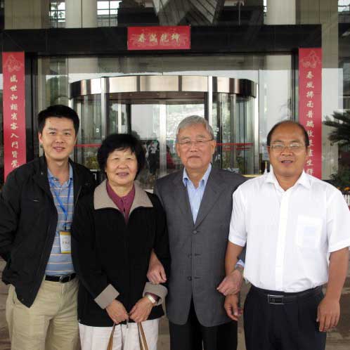 中國(guó)科學(xué)院副院長(zhǎng)，全國(guó)人大常務(wù)委員會(huì)委員王佛松院士一家親切關(guān)懷企業(yè)情況